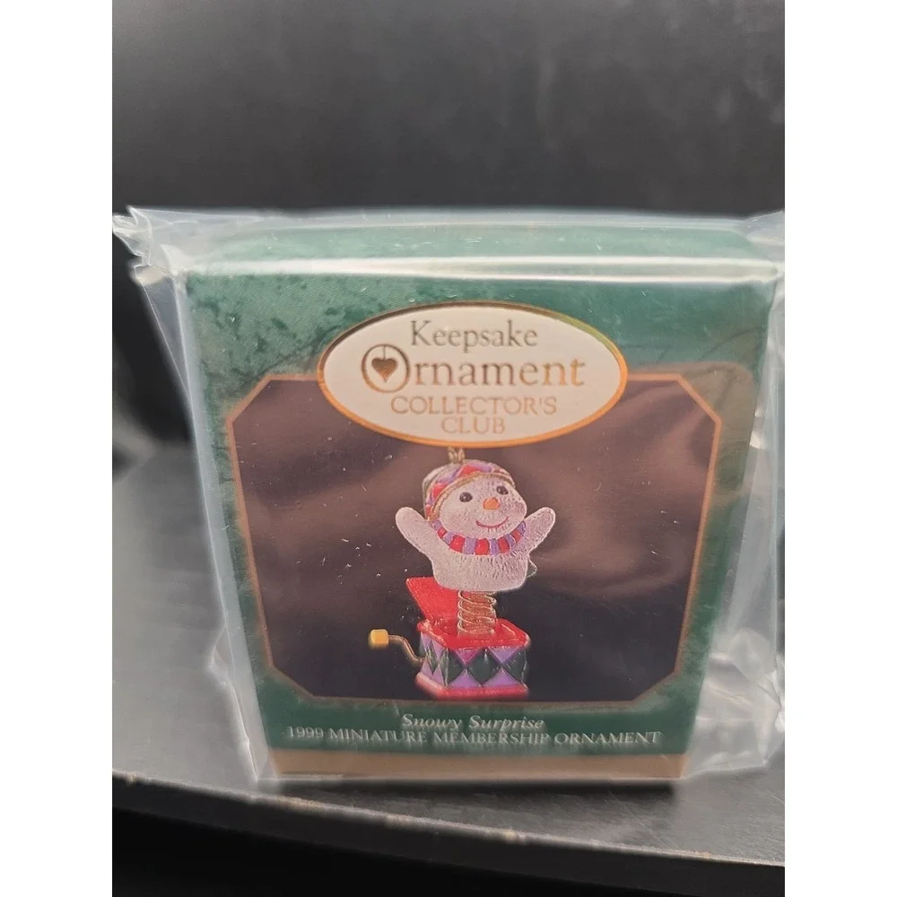 MINATURE 1999 Hallmark Keepsake Membership Club Ornament SNOWY SURPRISE NEW!